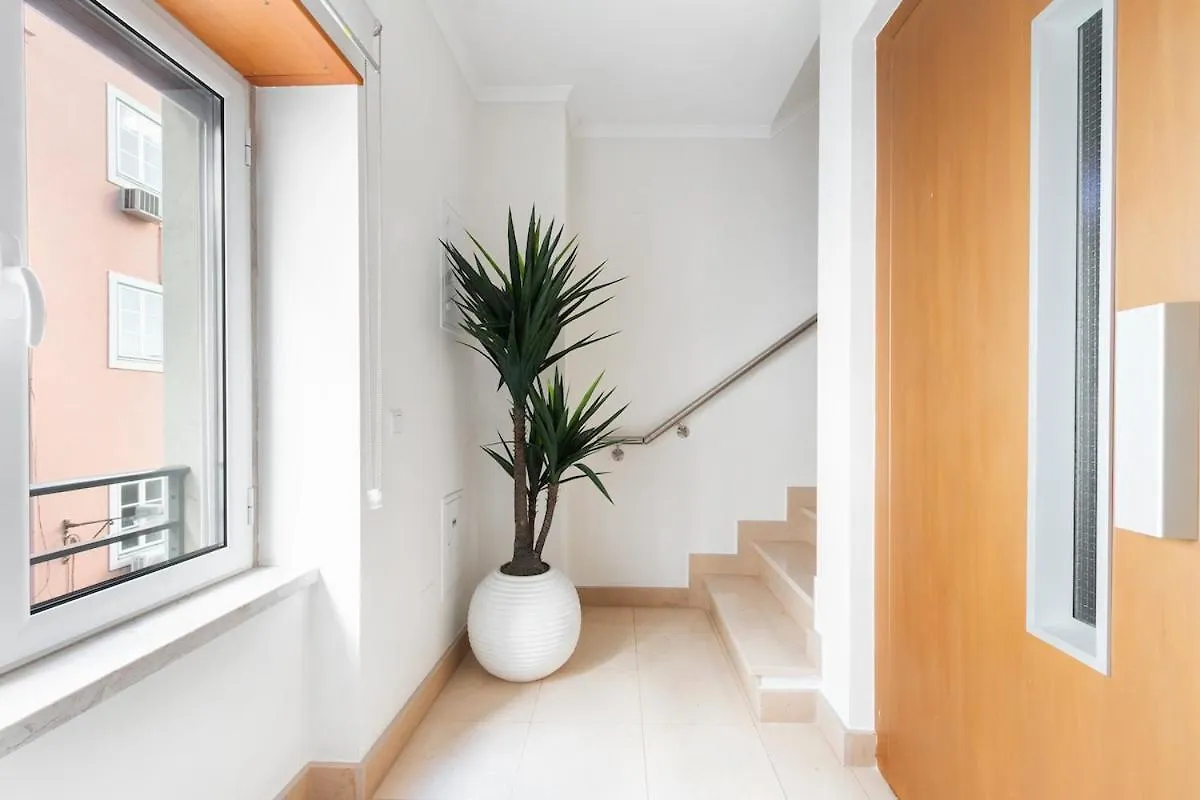 Апартаменты Exquisite Townhouse For 8 In Lisbon City Center