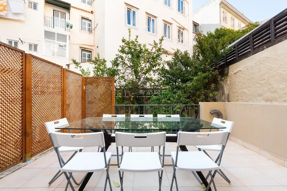 Апартаменты Exquisite Townhouse For 8 In Lisbon City Center Португалия