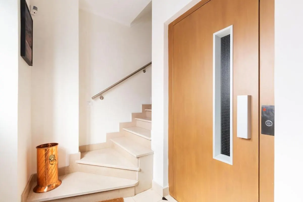 Апартаменты Exquisite Townhouse For 8 In Lisbon City Center